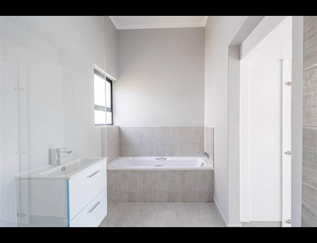 4 BEDROOM HOUSE FOR SALE IN PALM LAKES ESTATE